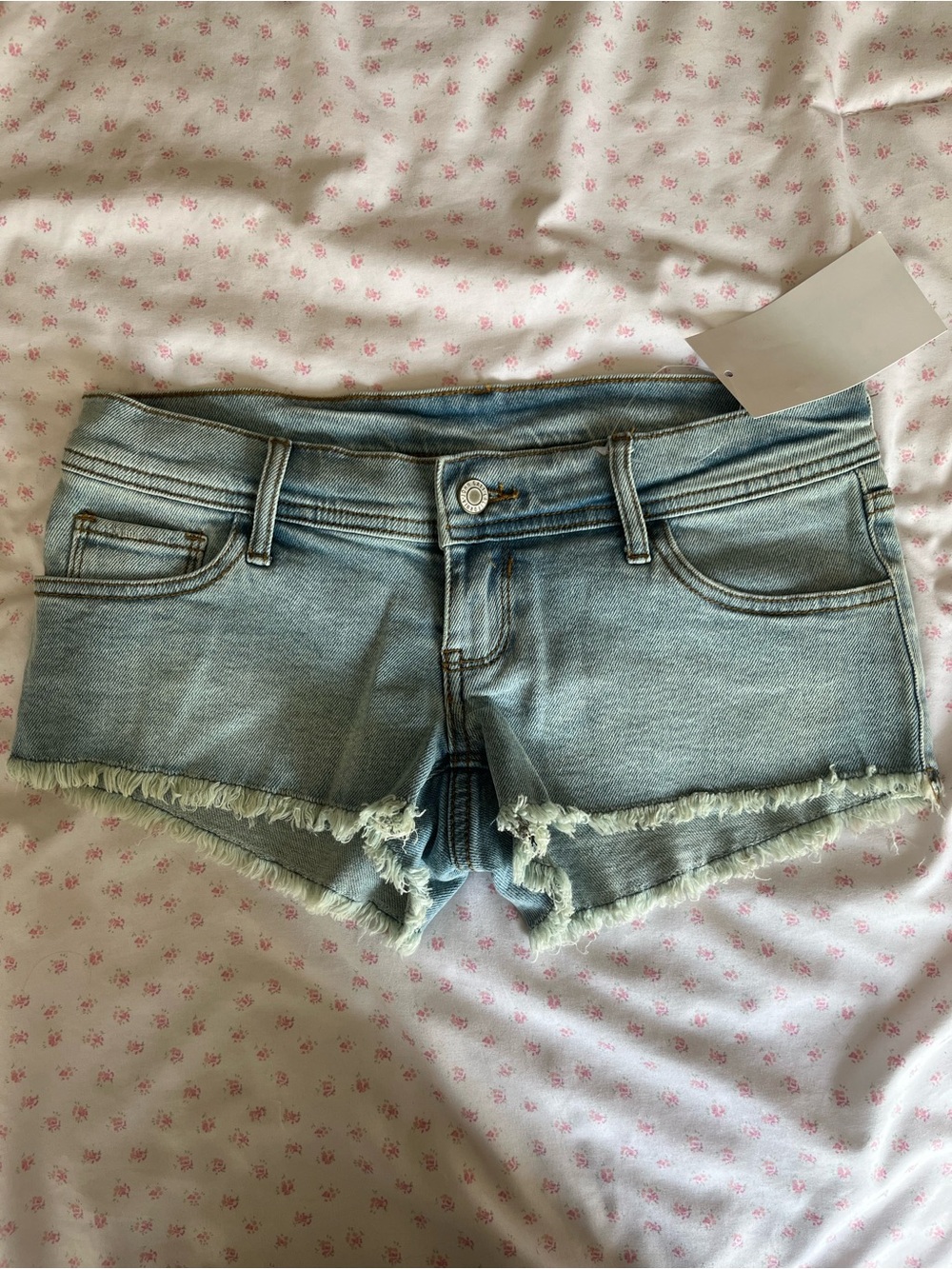 Brandy Melville low rise lightwash jean shorts🩵🩵